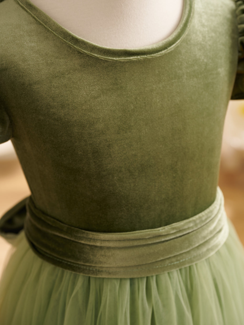 Bodenlanges Winter-Blumenmädchenkleid aus Samt 