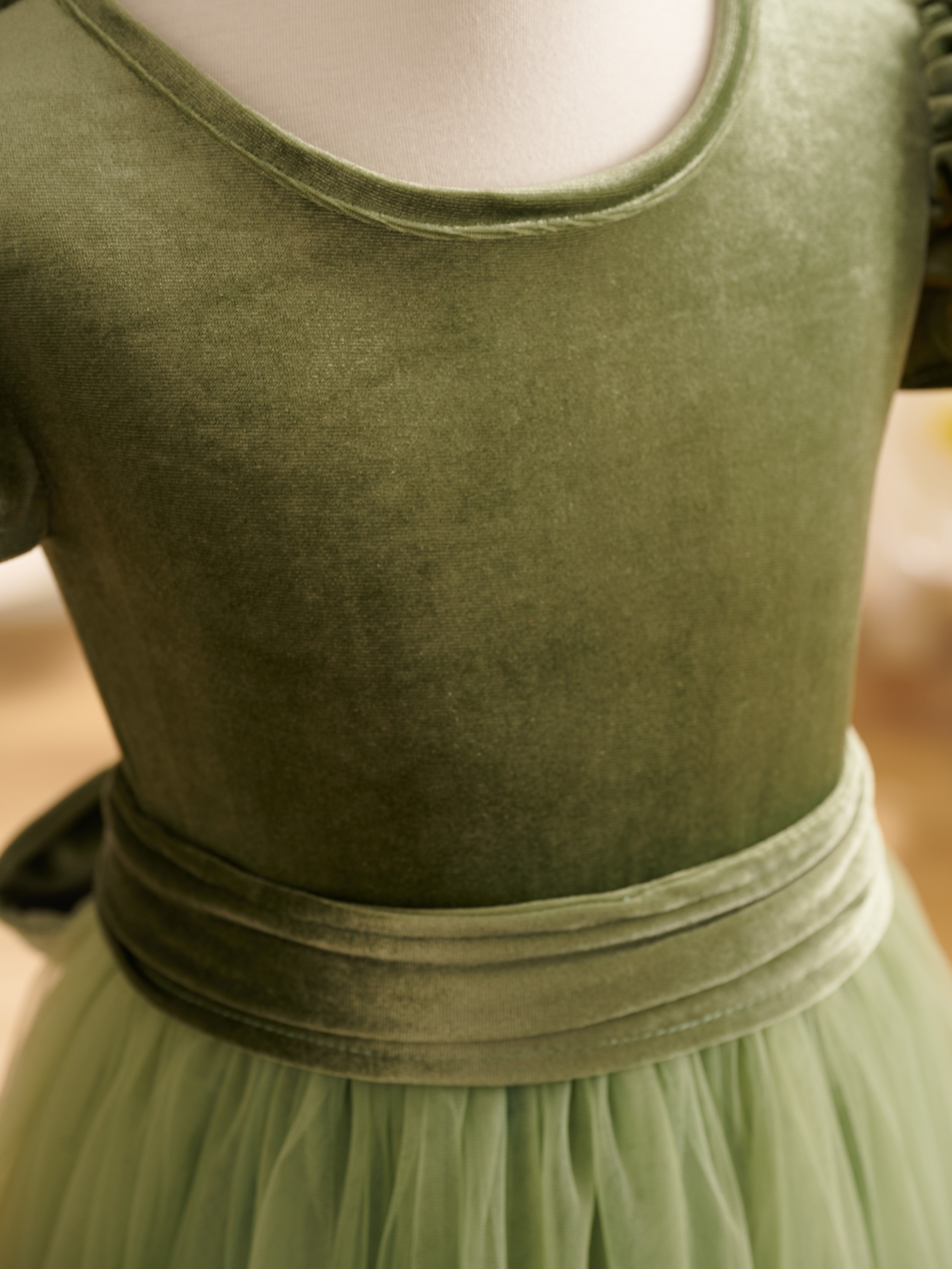 Bodenlanges Winter-Blumenmädchenkleid aus Samt 