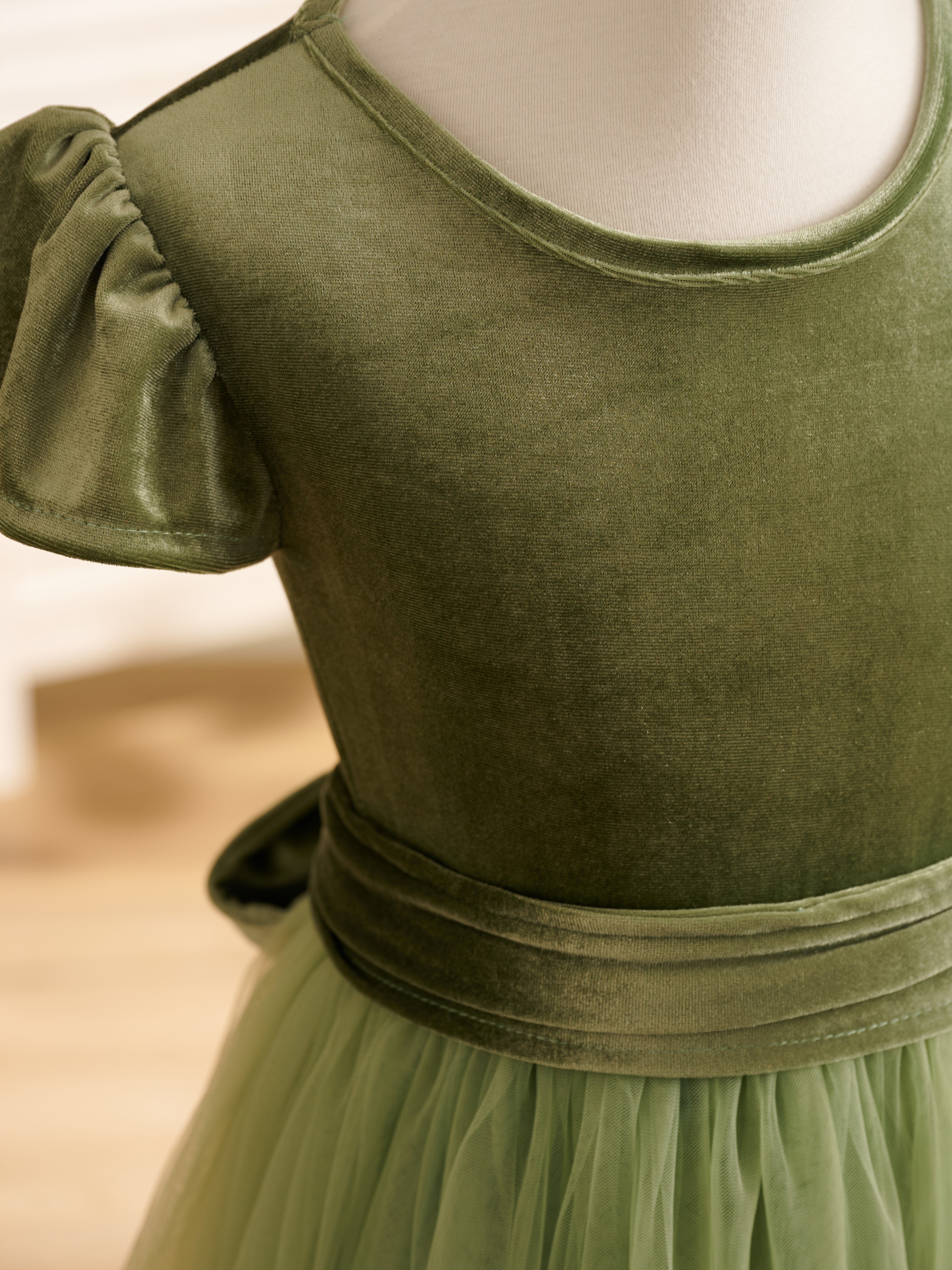 Bodenlanges Winter-Blumenmädchenkleid aus Samt 