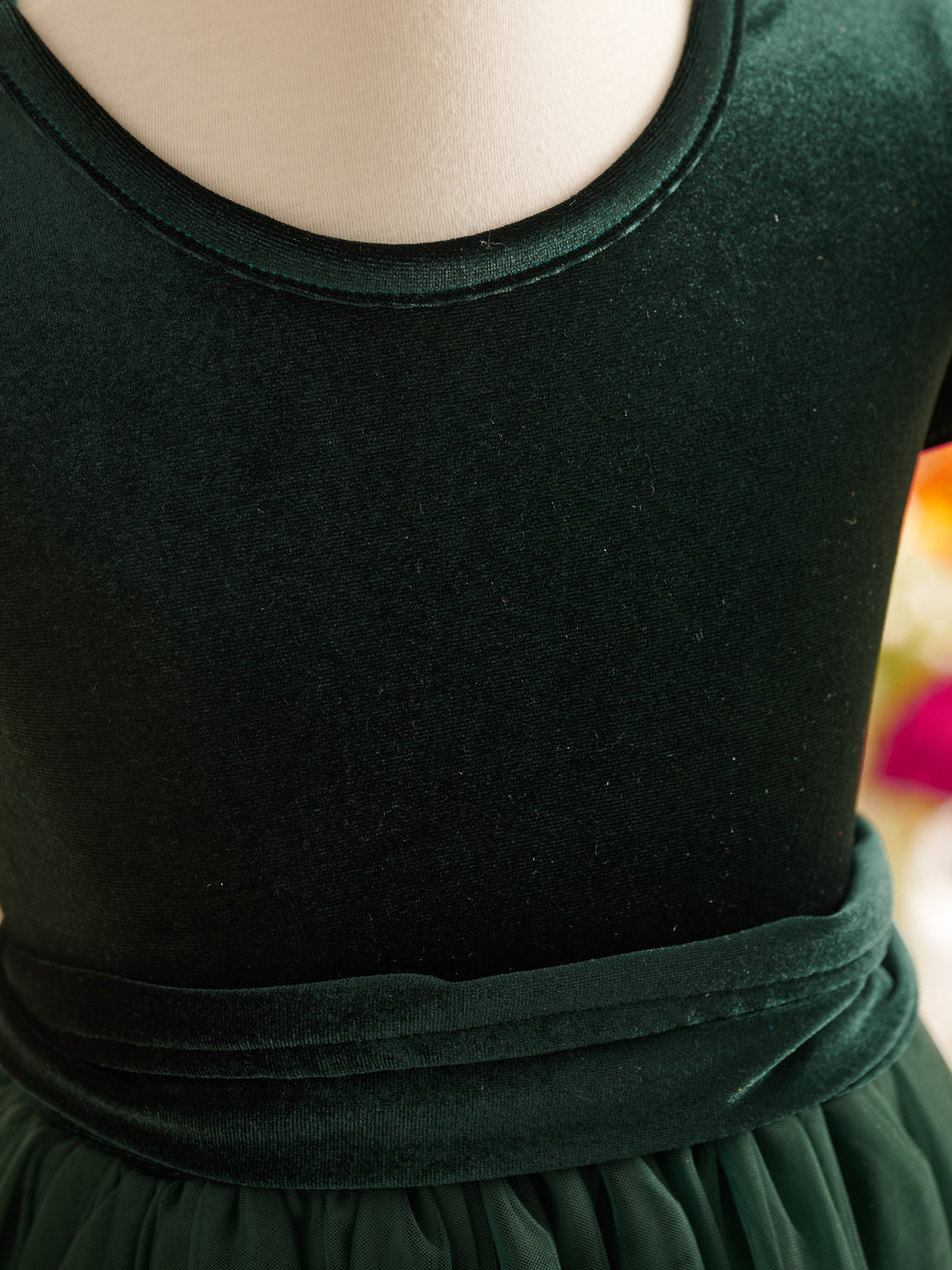 Bodenlanges Winter-Blumenmädchenkleid aus Samt 