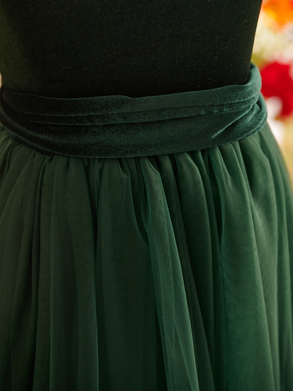 Bodenlanges Winter-Blumenmädchenkleid aus Samt 