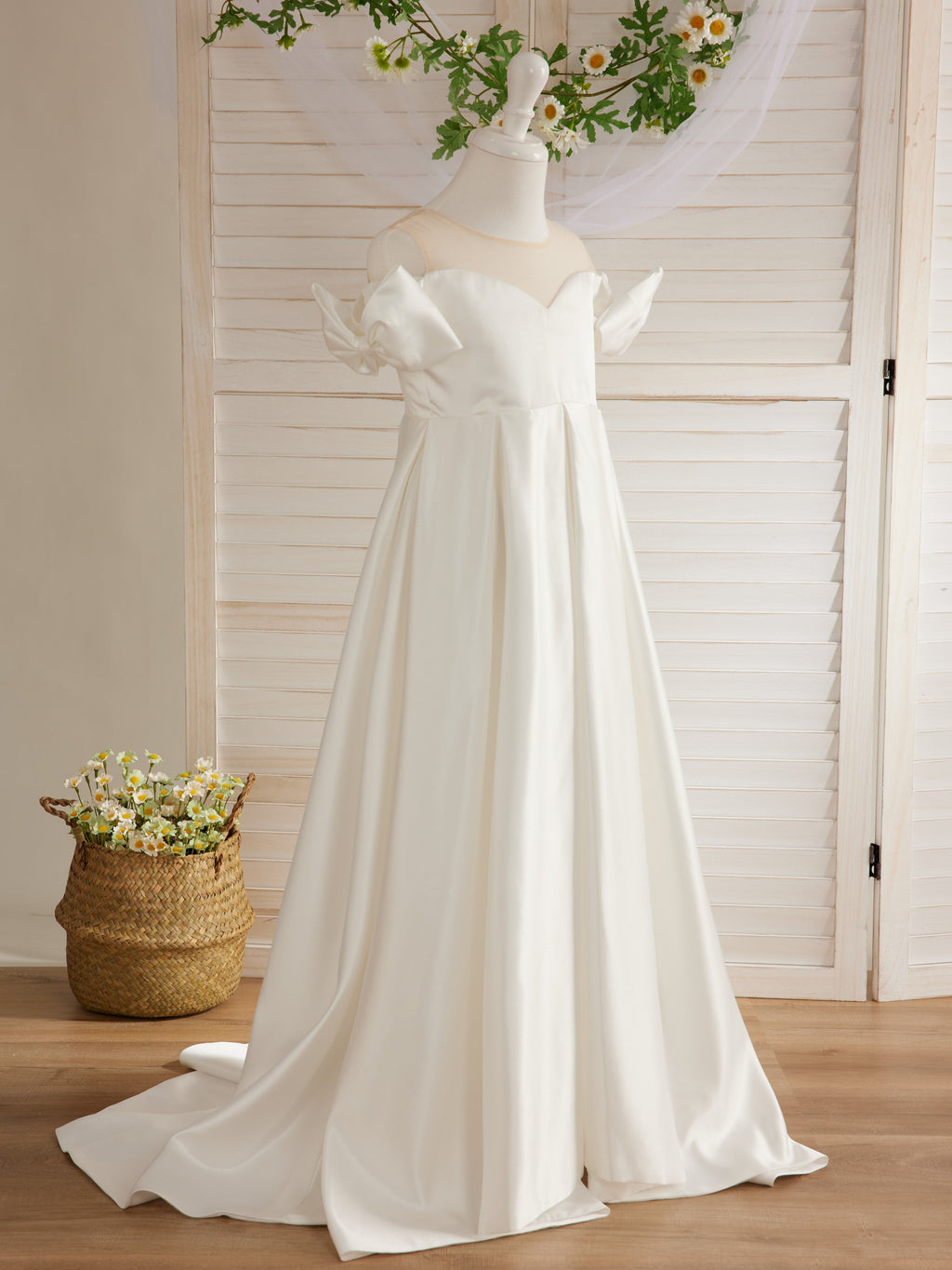 Elfenbeinfarbenes Blumenmädchenkleid aus Satin mit Schleppe 