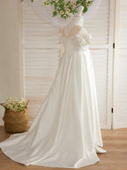 Elfenbeinfarbenes Blumenmädchenkleid aus Satin mit Schleppe 