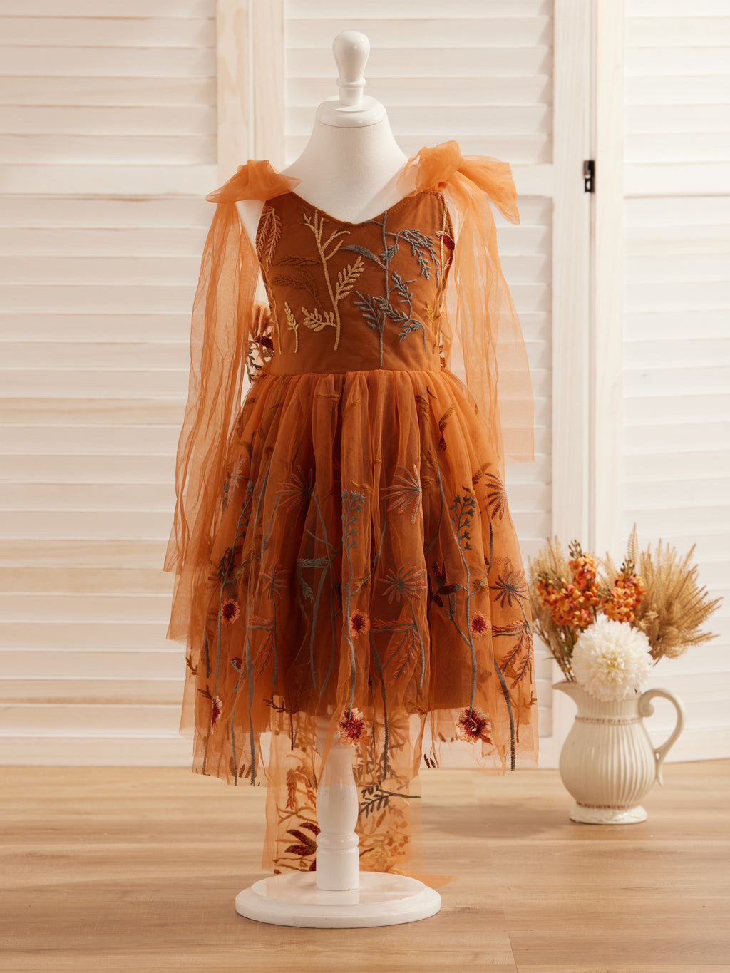 Knielanges Blumenmädchenkleid aus gebranntem orangefarbenem Spitzentüll mit Stickerei 