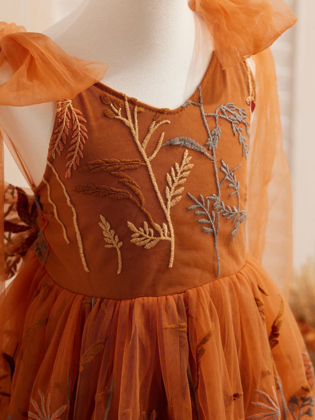 Knielanges Blumenmädchenkleid aus gebranntem orangefarbenem Spitzentüll mit Stickerei 
