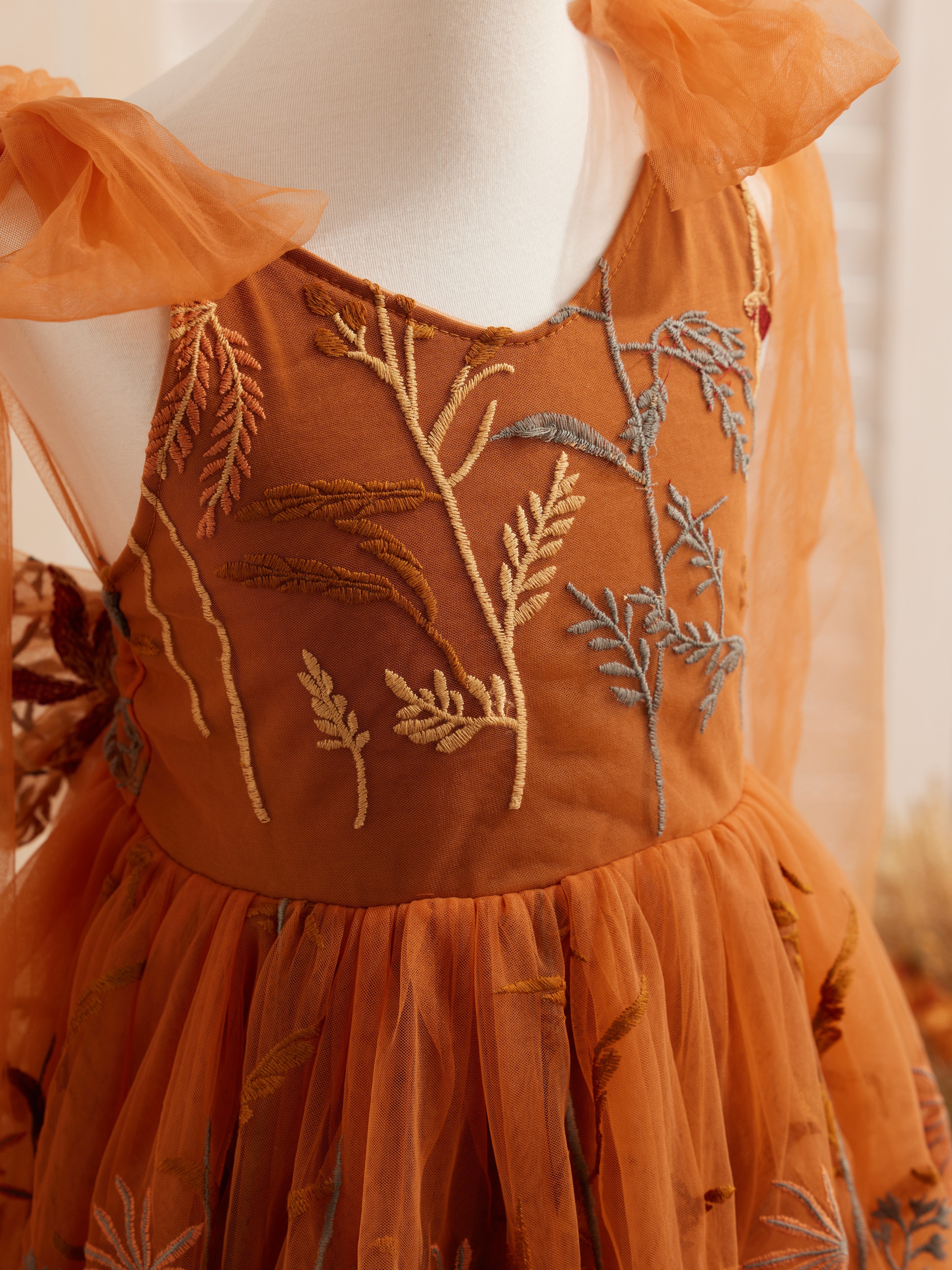 Knielanges Blumenmädchenkleid aus gebranntem orangefarbenem Spitzentüll mit Stickerei 