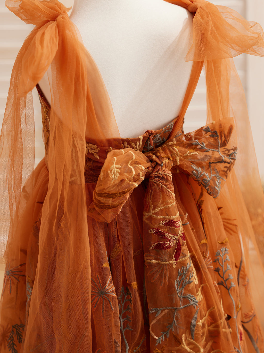 Knielanges Blumenmädchenkleid aus gebranntem orangefarbenem Spitzentüll mit Stickerei 