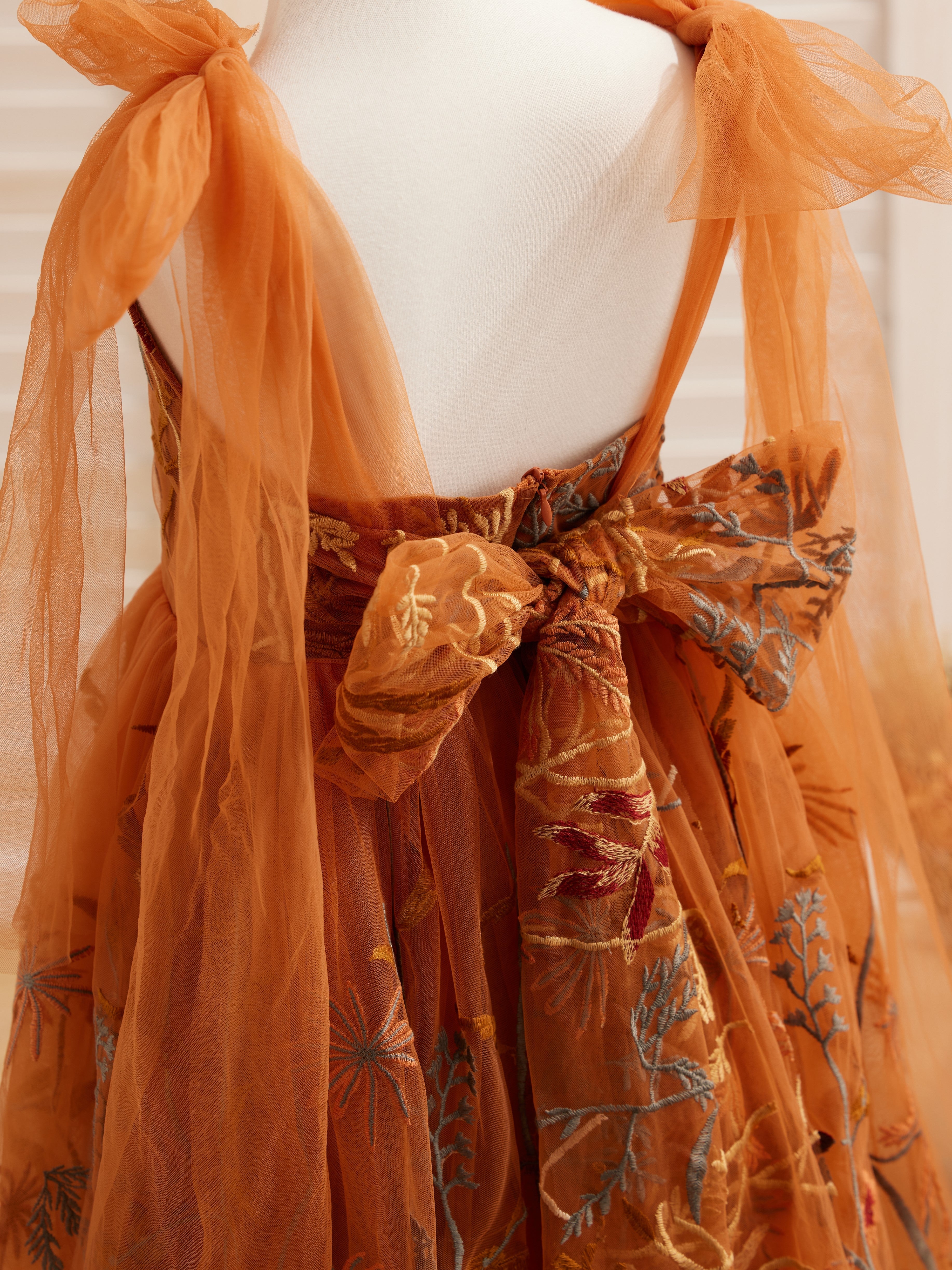 Knielanges Blumenmädchenkleid aus gebranntem orangefarbenem Spitzentüll mit Stickerei 