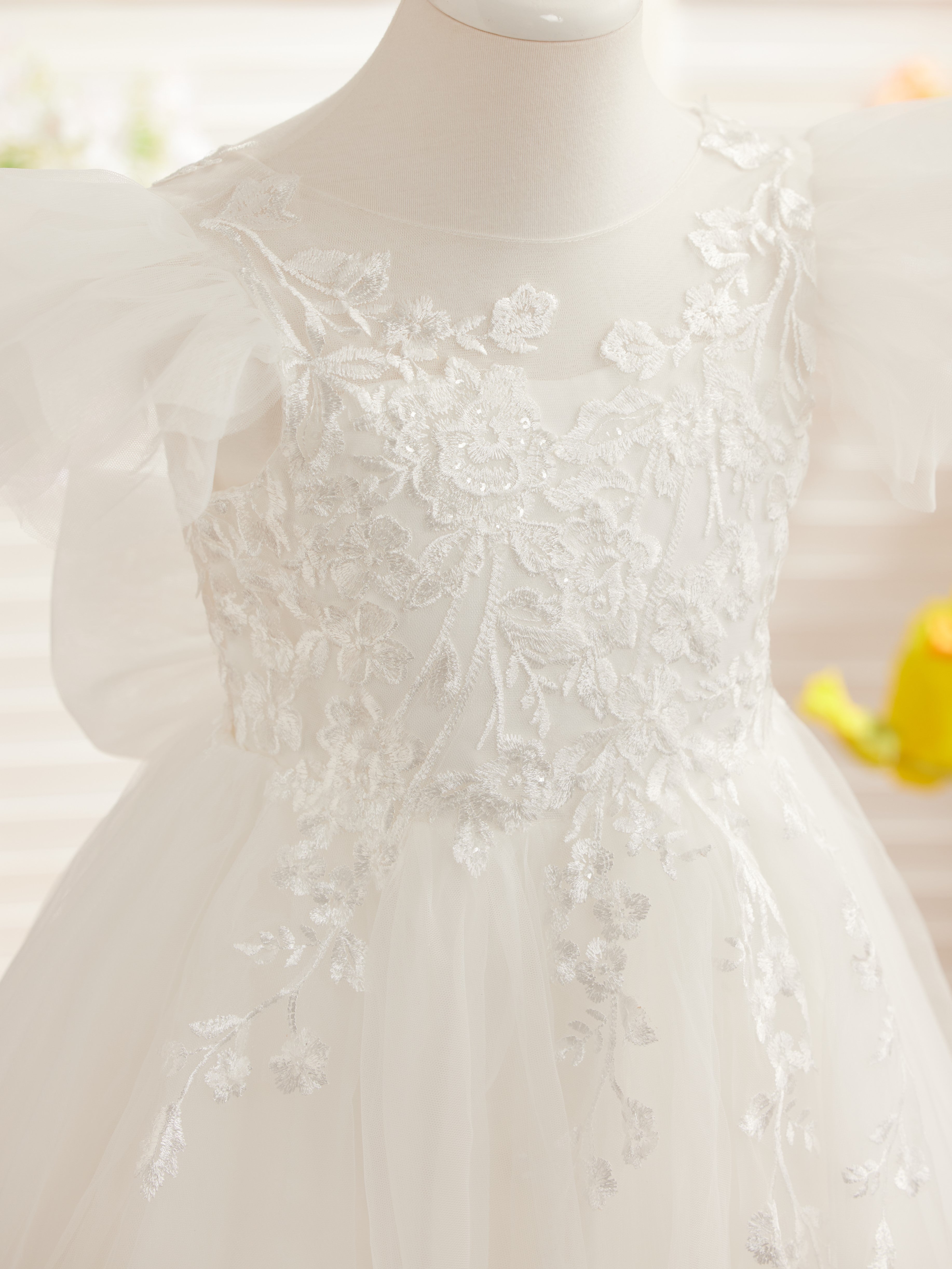 Abnehmbares Blumenmädchenkleid aus Spitze und Tüll mit Schleppe 