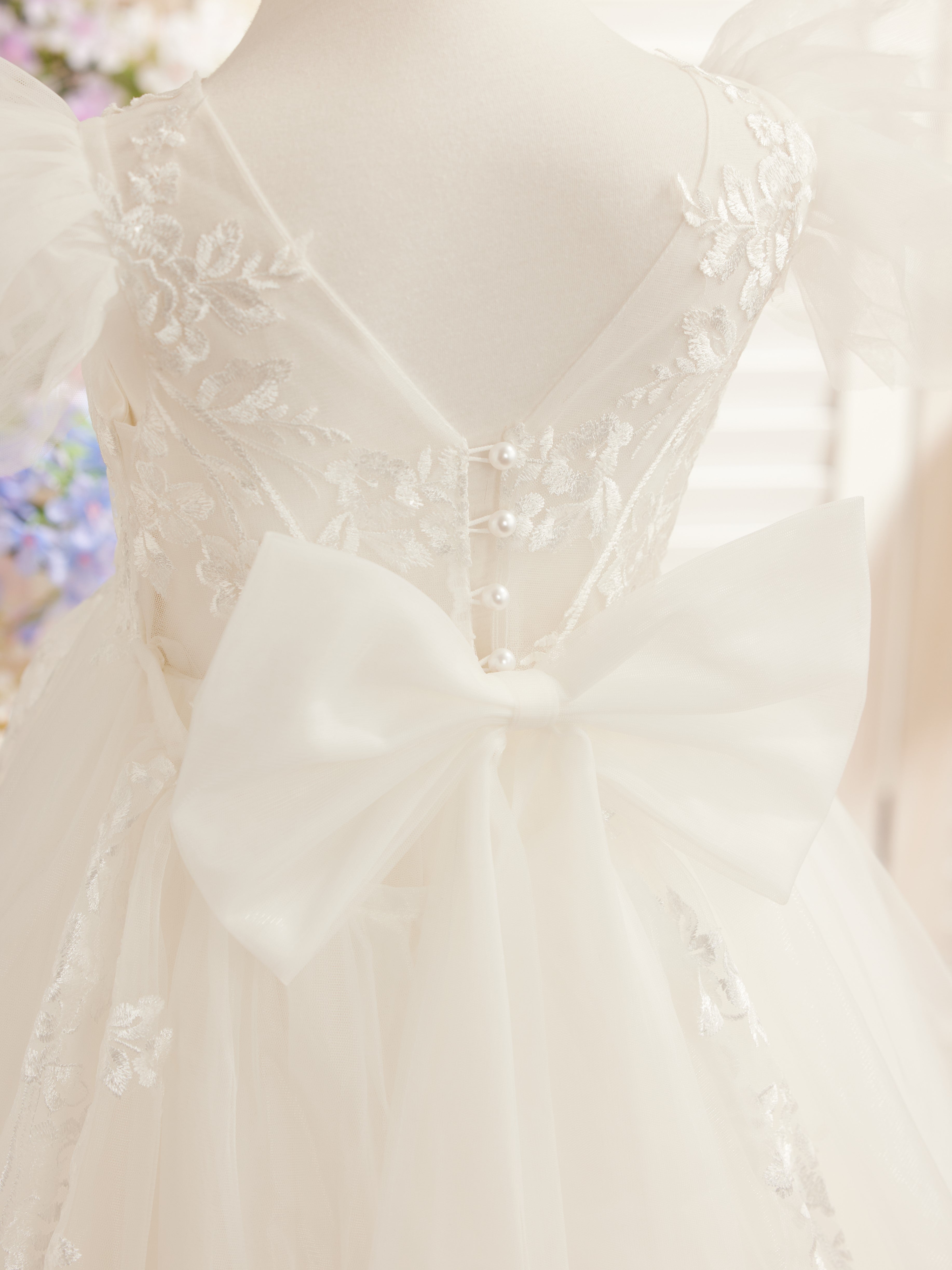 Abnehmbares Blumenmädchenkleid aus Spitze und Tüll mit Schleppe 