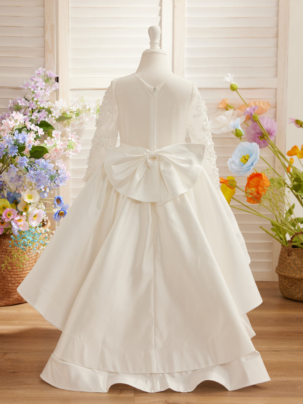 Asymmetrisches Blumenmädchenkleid aus Satin in A-Linie 