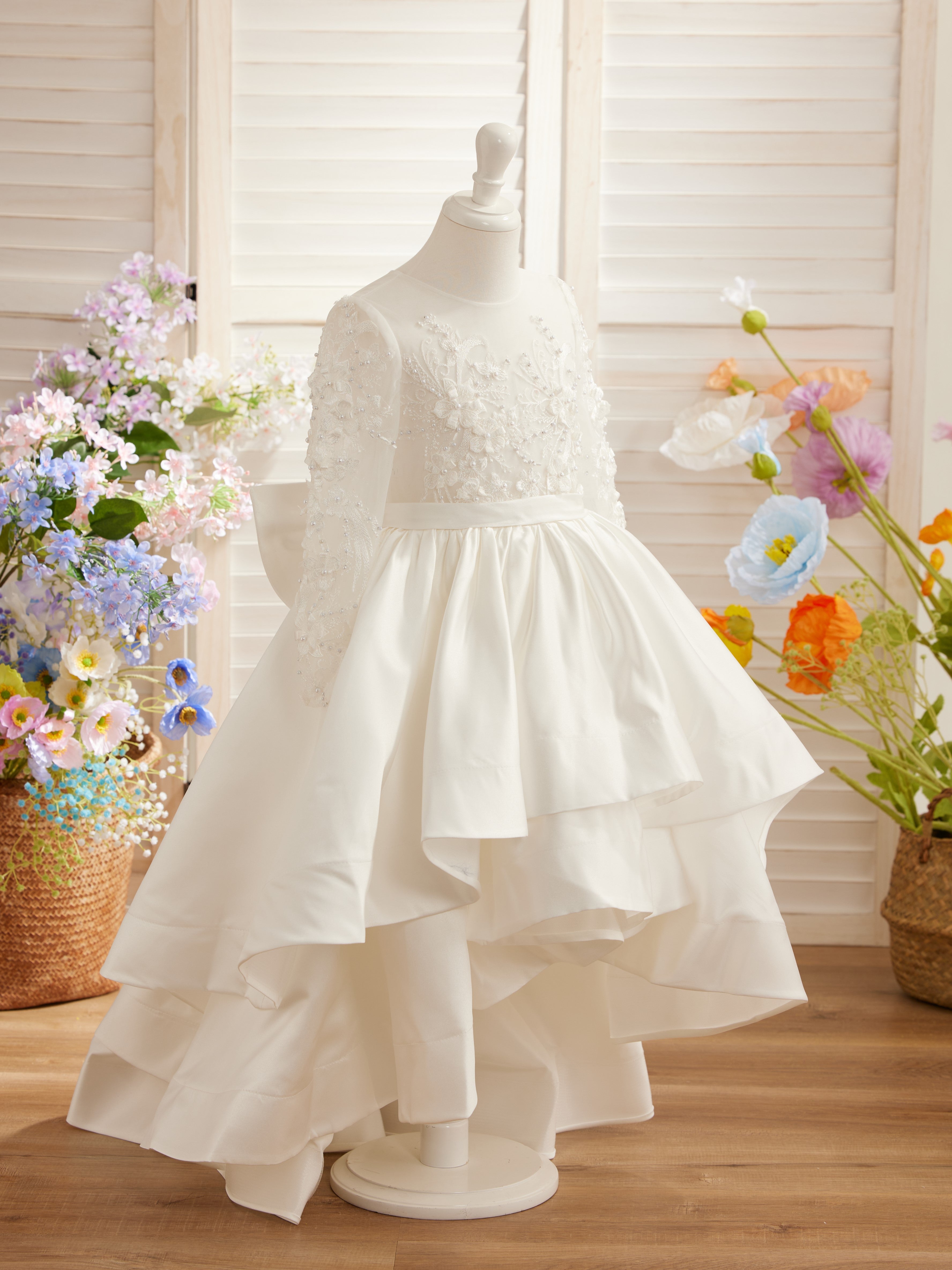 Asymmetrisches Blumenmädchenkleid aus Satin in A-Linie 
