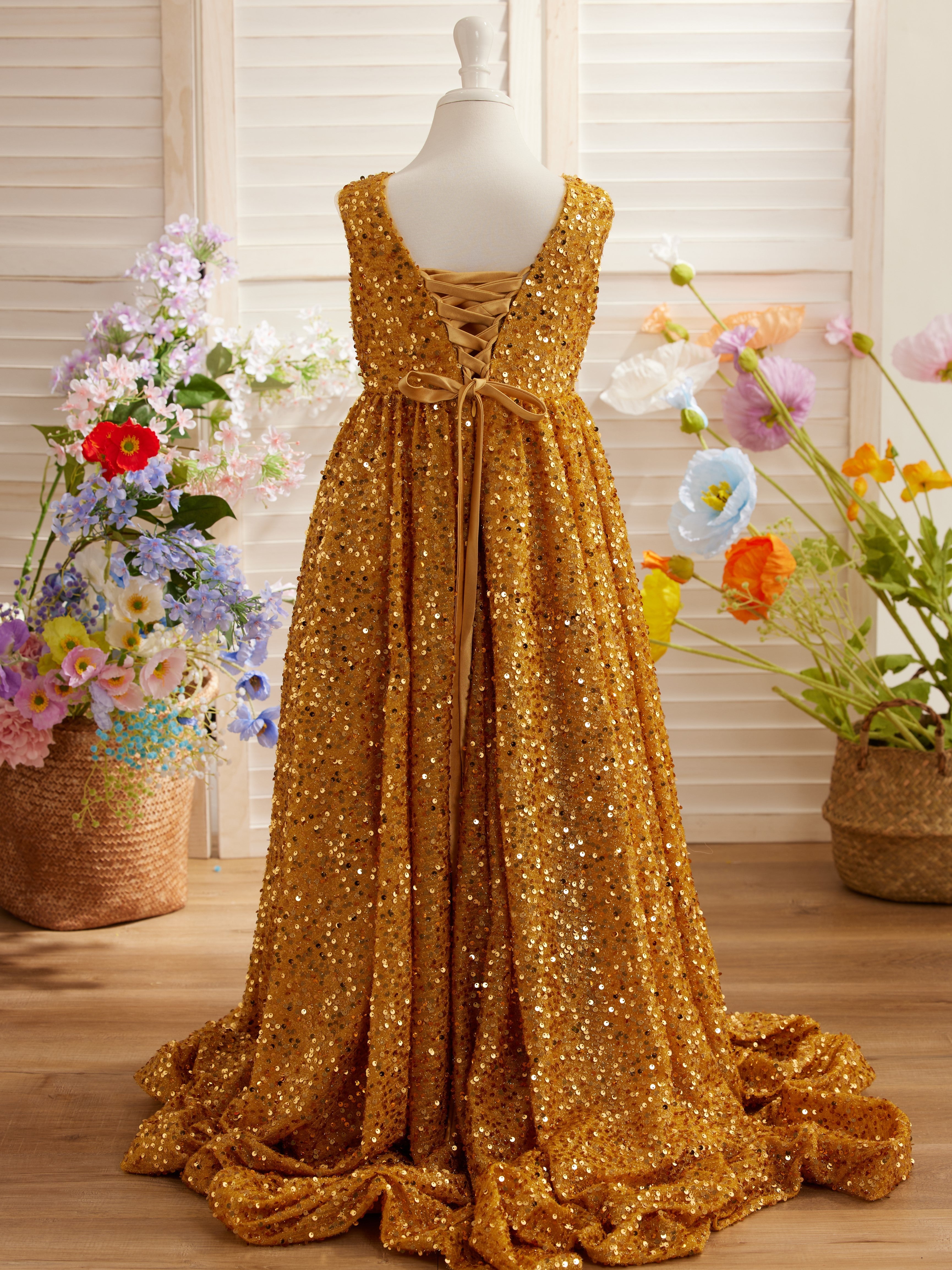 Deslumbrante vestido de princesa con lentejuelas rojas, escote en V y cola de corte para niñas
