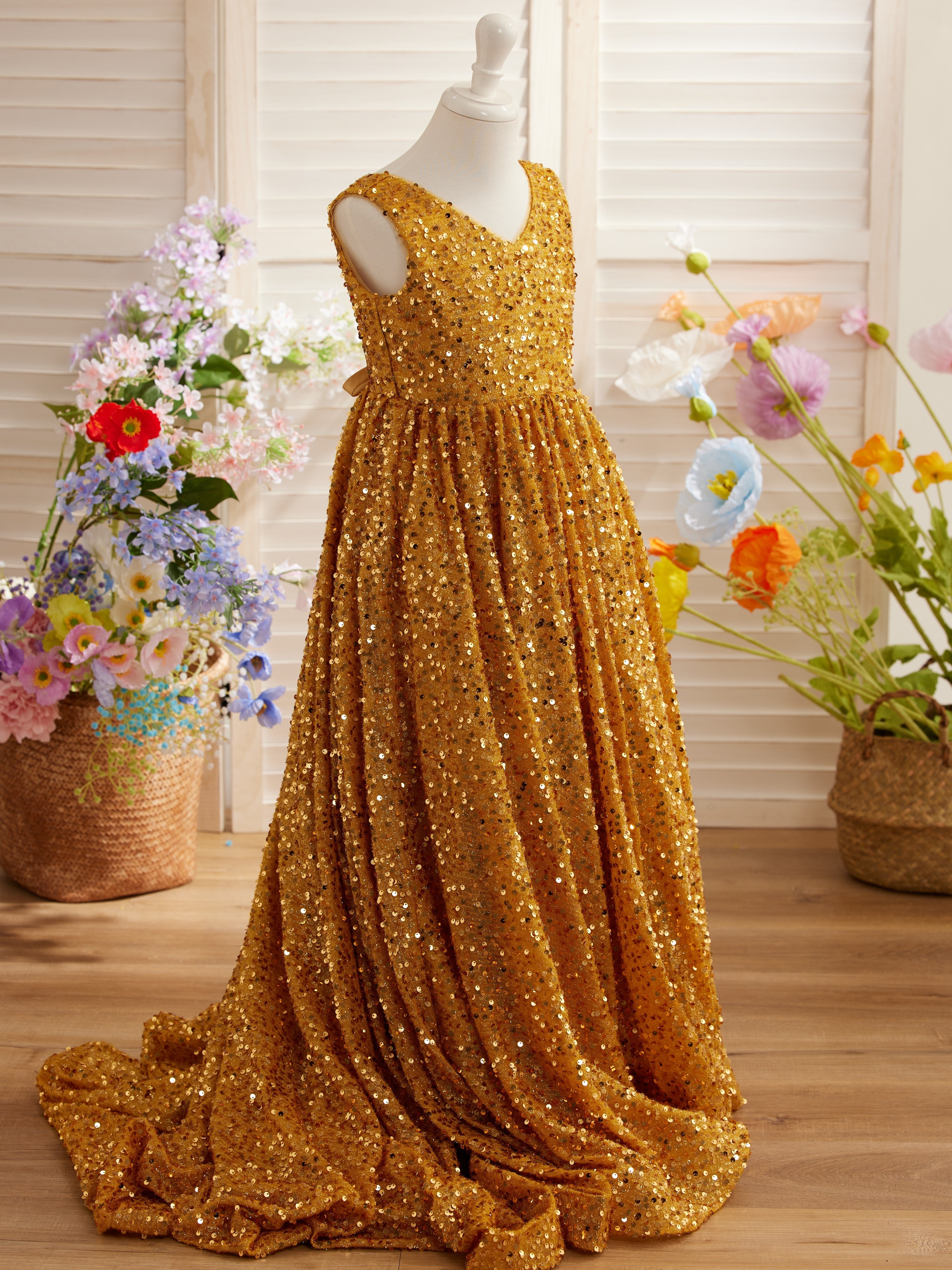 Deslumbrante vestido de princesa con lentejuelas rojas, escote en V y cola de corte para niñas