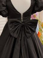Vestido para niña de las flores con cola larga, mangas abullonadas, lazo en la espalda y botones