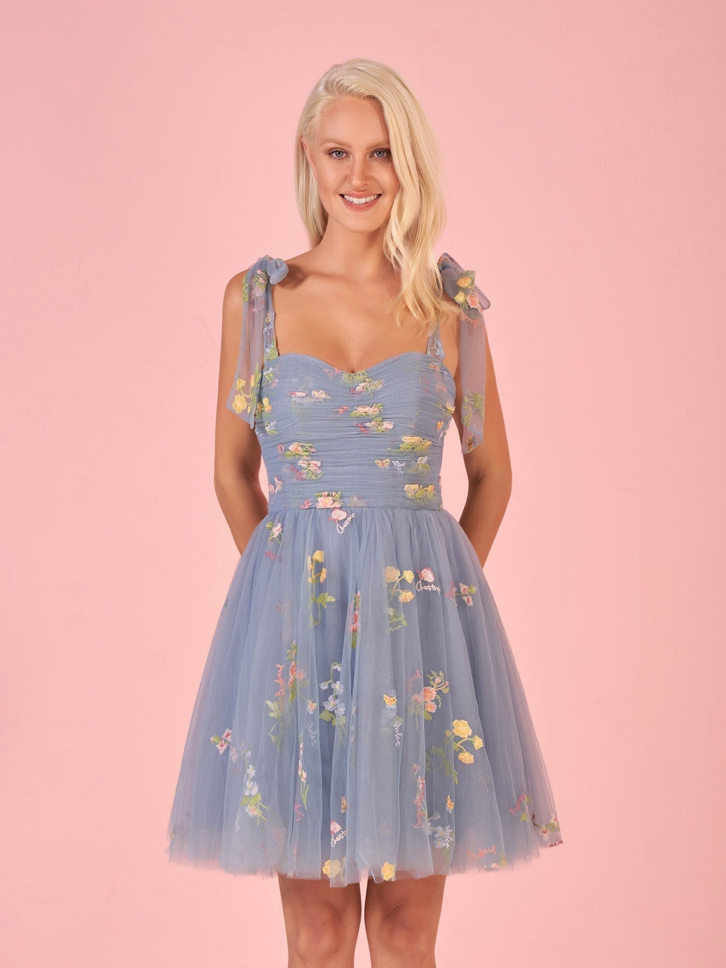 Claire | Vestido corto de tul con escote corazón y estampado floral para la fiesta de bienvenida de Aline
