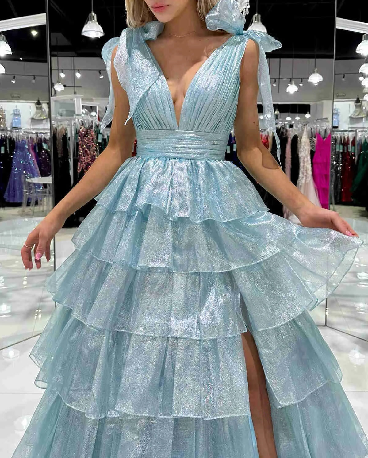 Agosto | Vestido de fiesta largo rosa con escote pronunciado, tirantes finos y capas