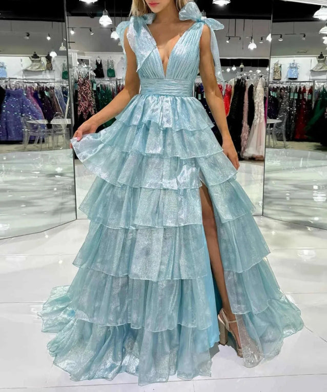 Agosto | Vestido de fiesta largo rosa con escote pronunciado, tirantes finos y capas