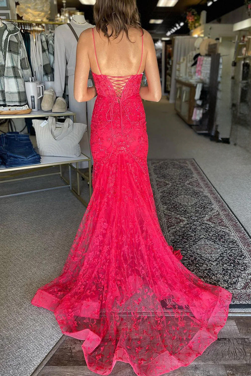 Kanika | Vestidos de fiesta de encaje sirena con escote en V en rosa intenso