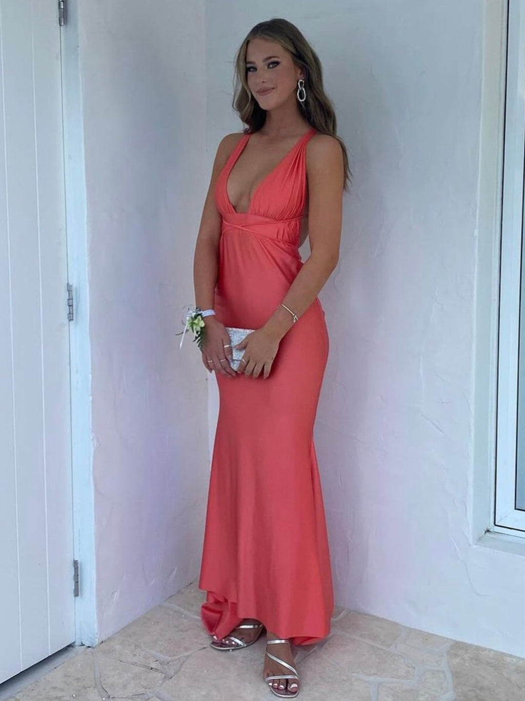 Helaina | Vestido de fiesta largo de satén estilo sirena rosa claro con escote pronunciado