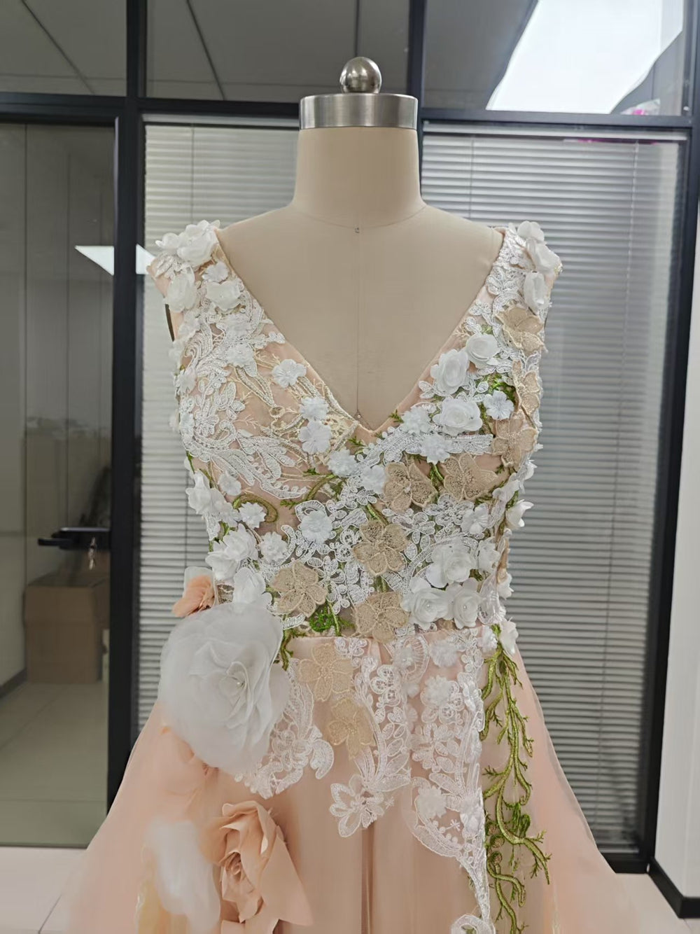 Elegantes Tüll A-Linie V-Ausschnitt Blumenspitze Ballkleid Formelle Abendparty