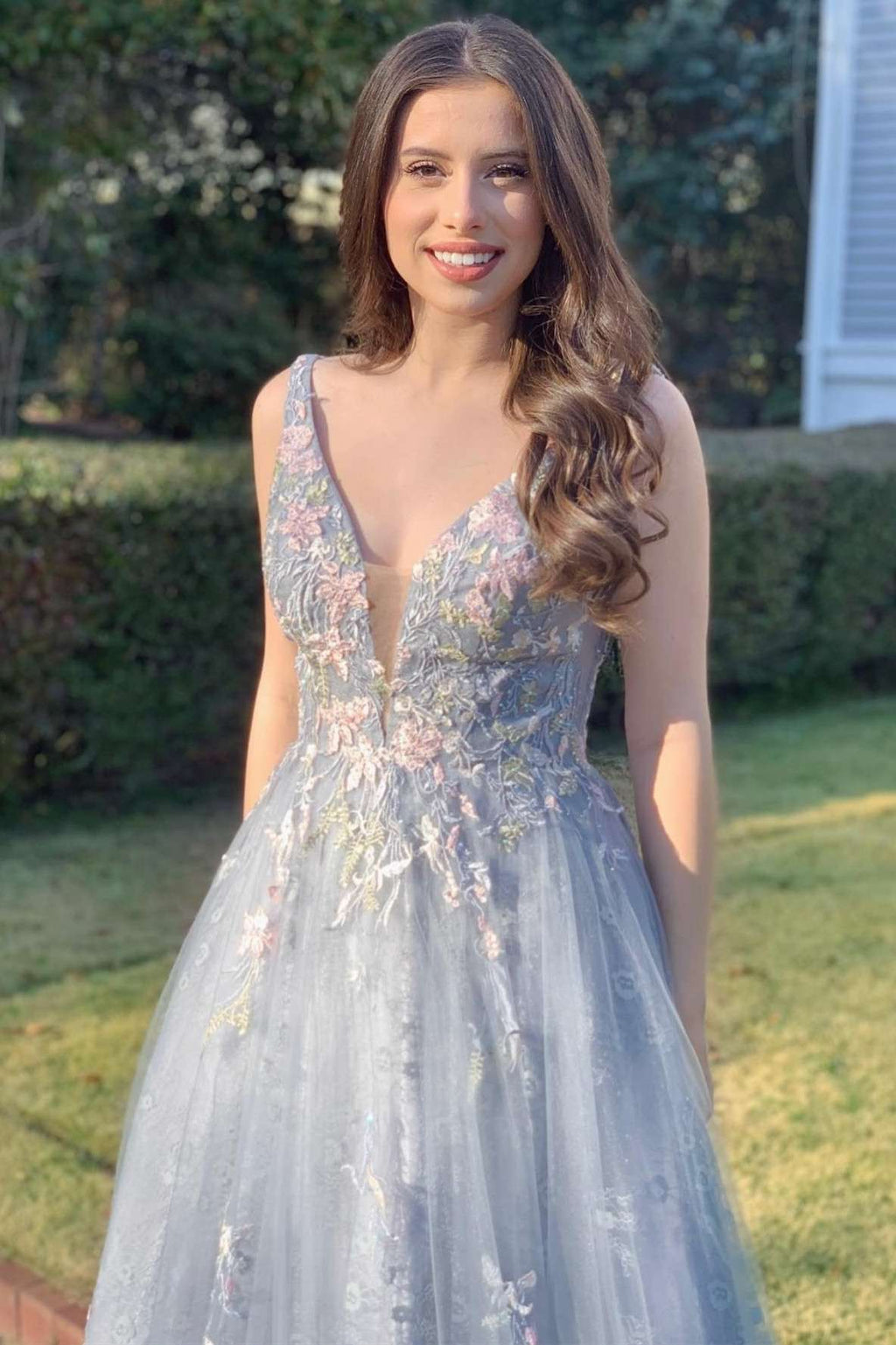 Vestido de fiesta largo de corte A con escote en V y apliques de tul gris claro