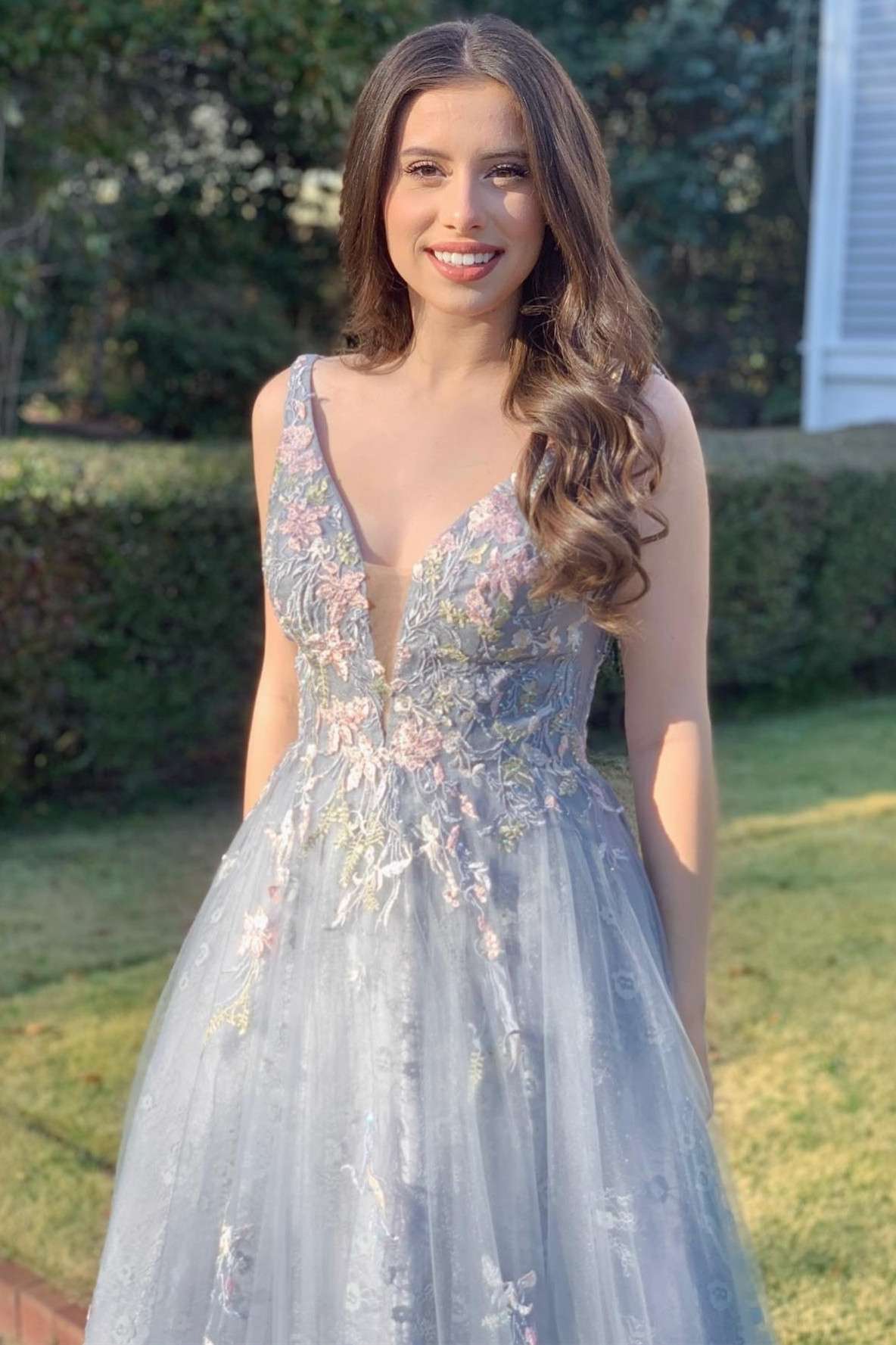 Vestido de fiesta largo de corte A con escote en V y apliques de tul gris claro