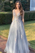 Vestido de fiesta largo de corte A con escote en V y apliques de tul gris claro