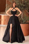 Elegantes und stilvolles schwarzes Neckholder-Ballkleid in A-Linie, trägerlos, ärmellos, mit Schlitz vorne