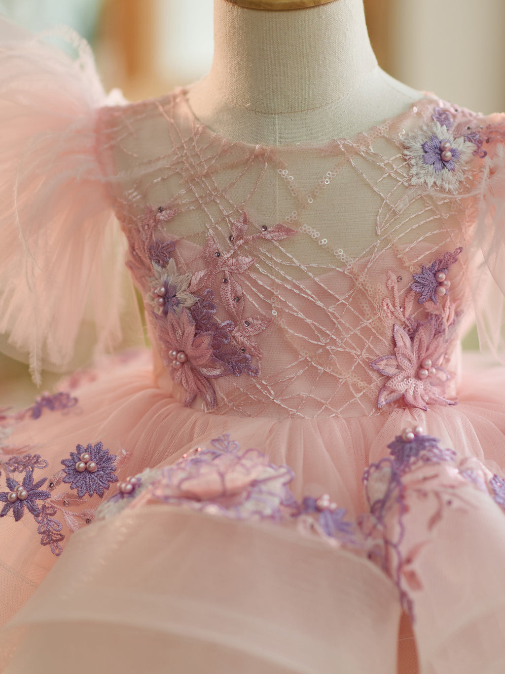 Knielanges Babykleid aus Tüll mit Blumenstickerei und Puffärmeln 