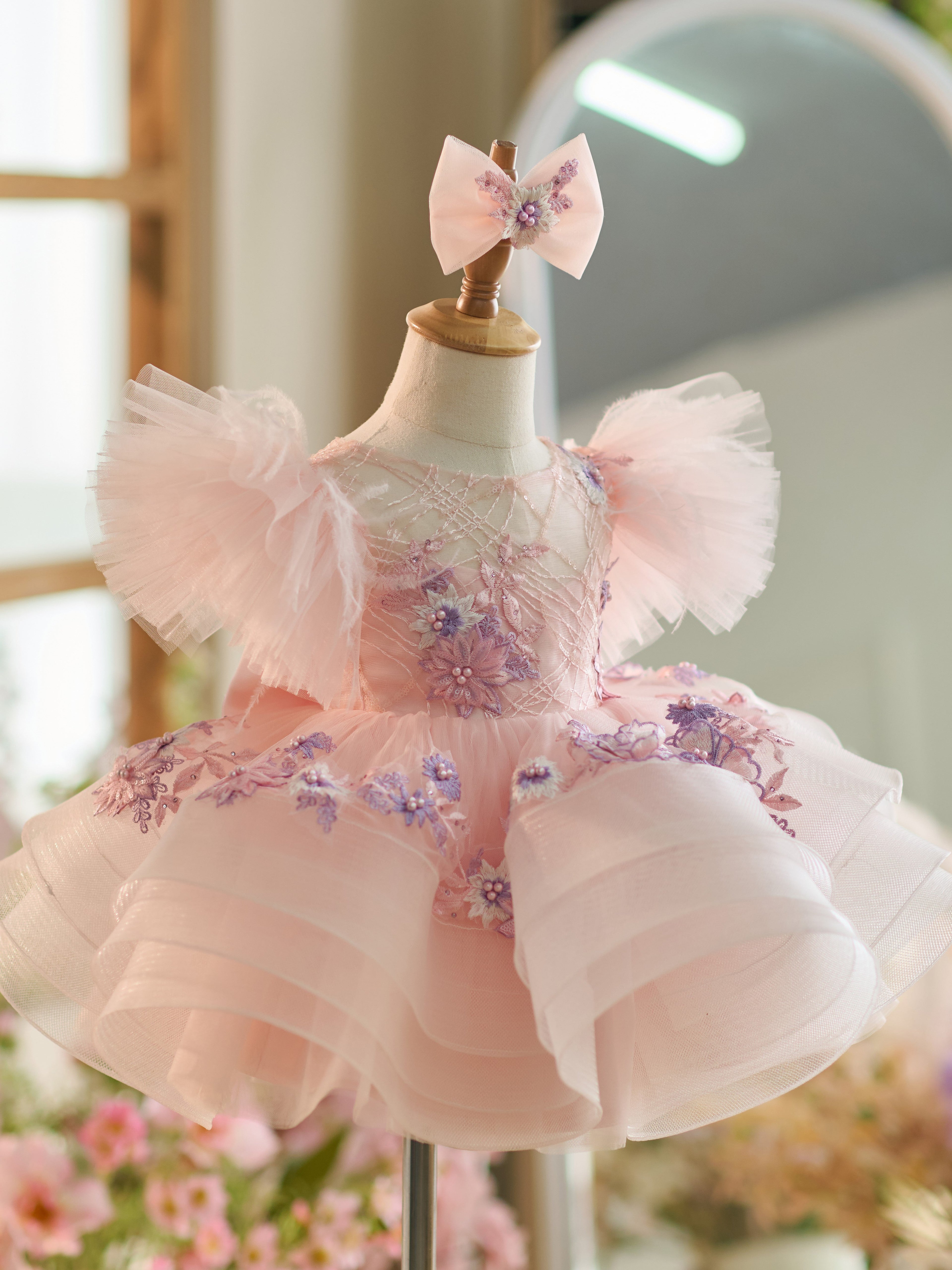 Knielanges Babykleid aus Tüll mit Blumenstickerei und Puffärmeln 