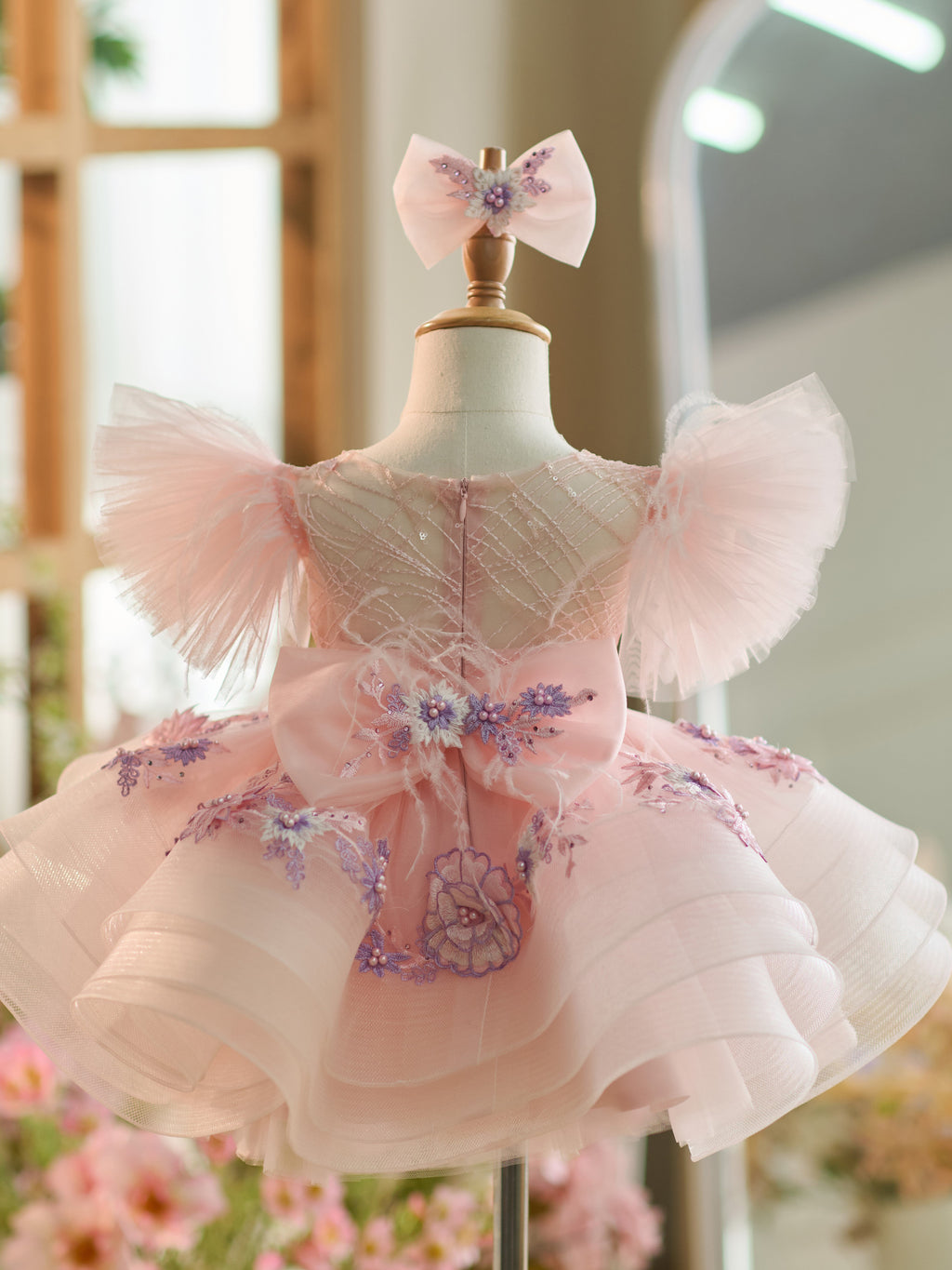 Knielanges Babykleid aus Tüll mit Blumenstickerei und Puffärmeln 