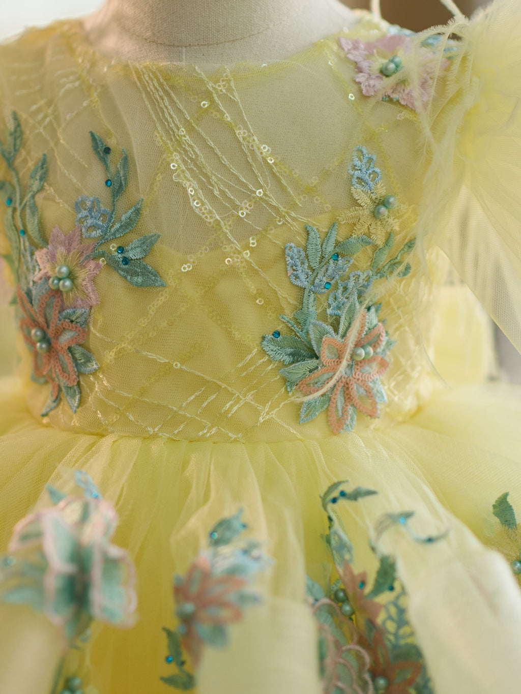 Knielanges Babykleid aus Tüll mit Blumenstickerei und Puffärmeln 