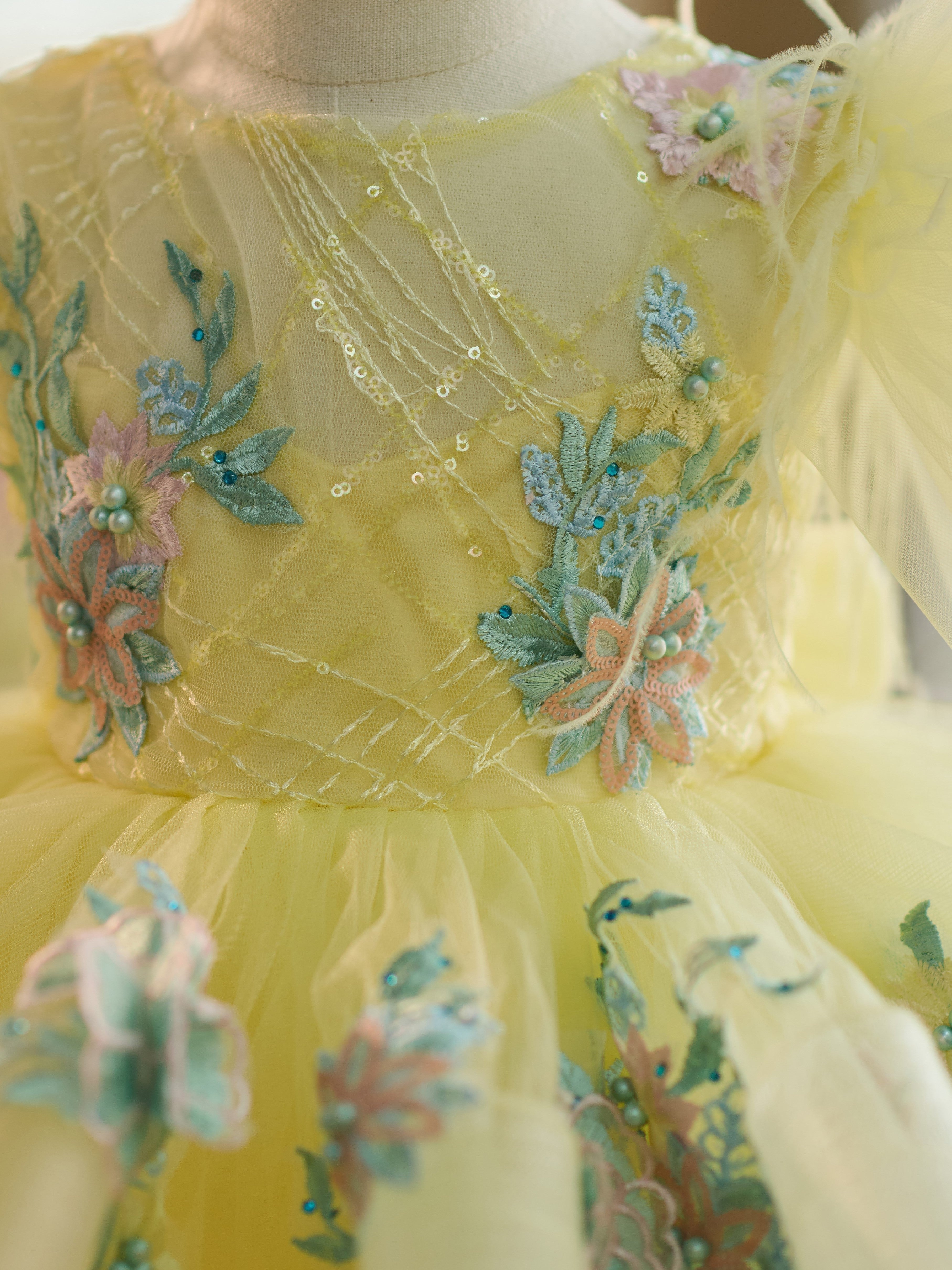 Knielanges Babykleid aus Tüll mit Blumenstickerei und Puffärmeln 