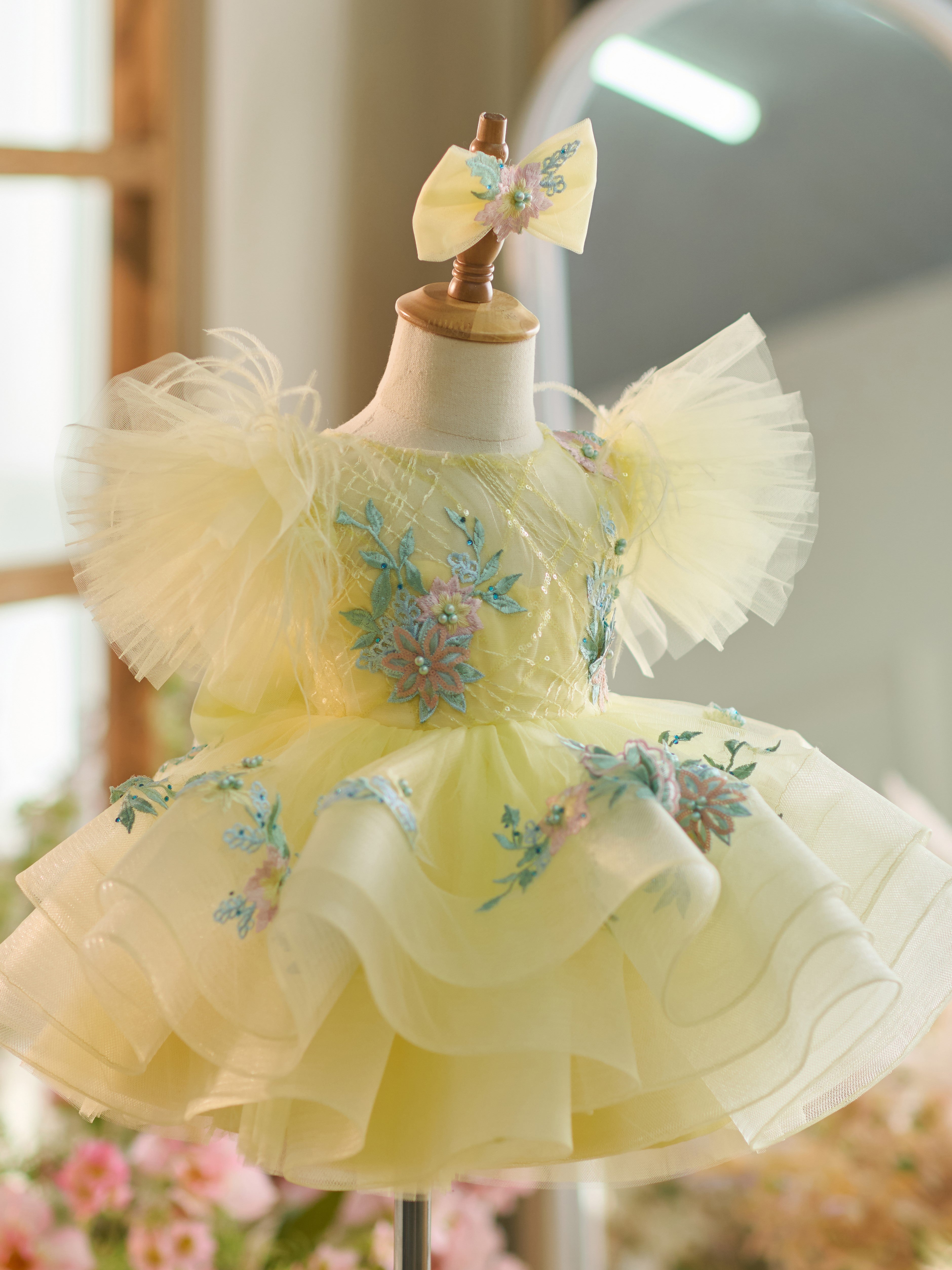 Knielanges Babykleid aus Tüll mit Blumenstickerei und Puffärmeln 