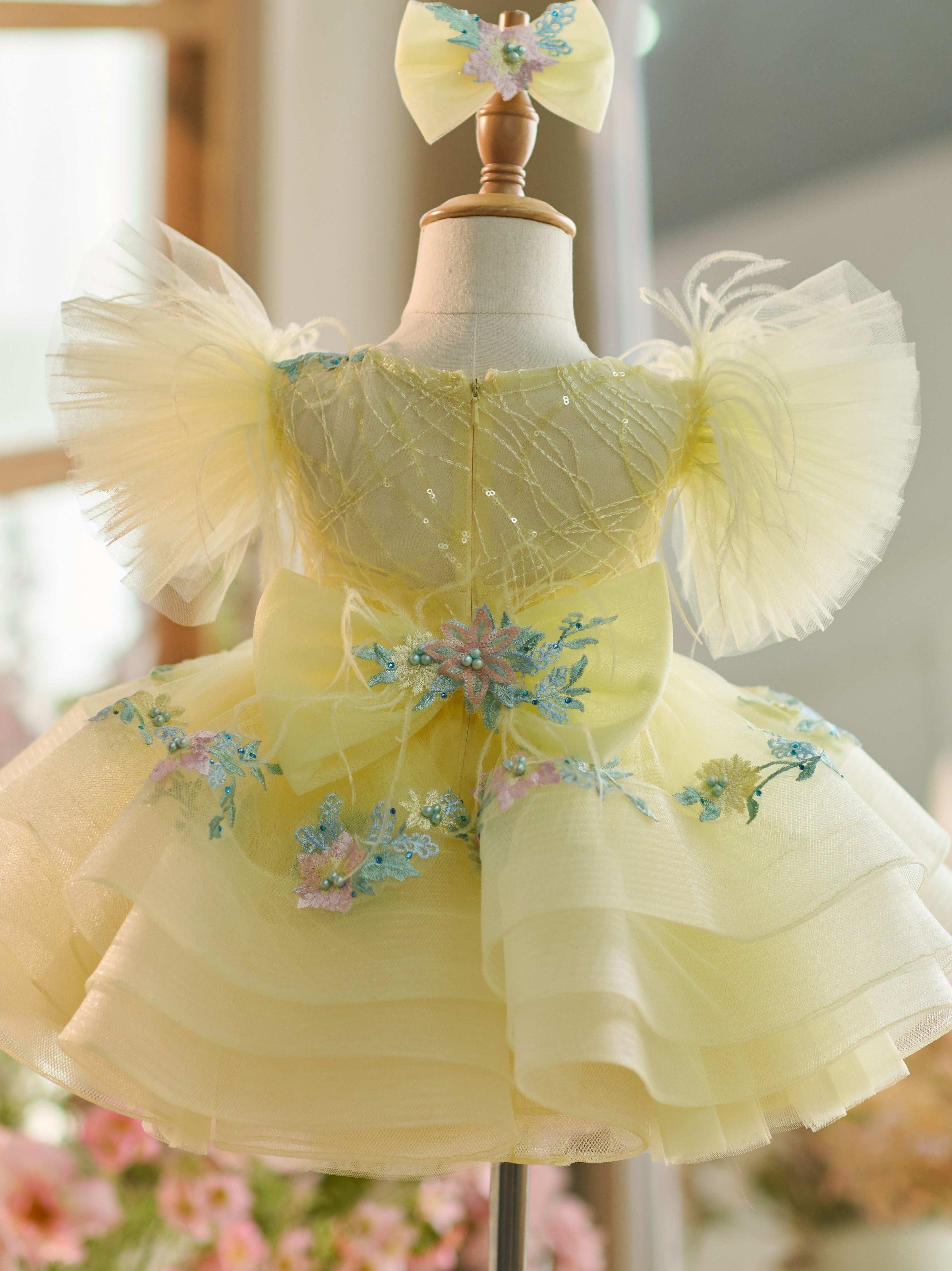 Knielanges Babykleid aus Tüll mit Blumenstickerei und Puffärmeln 