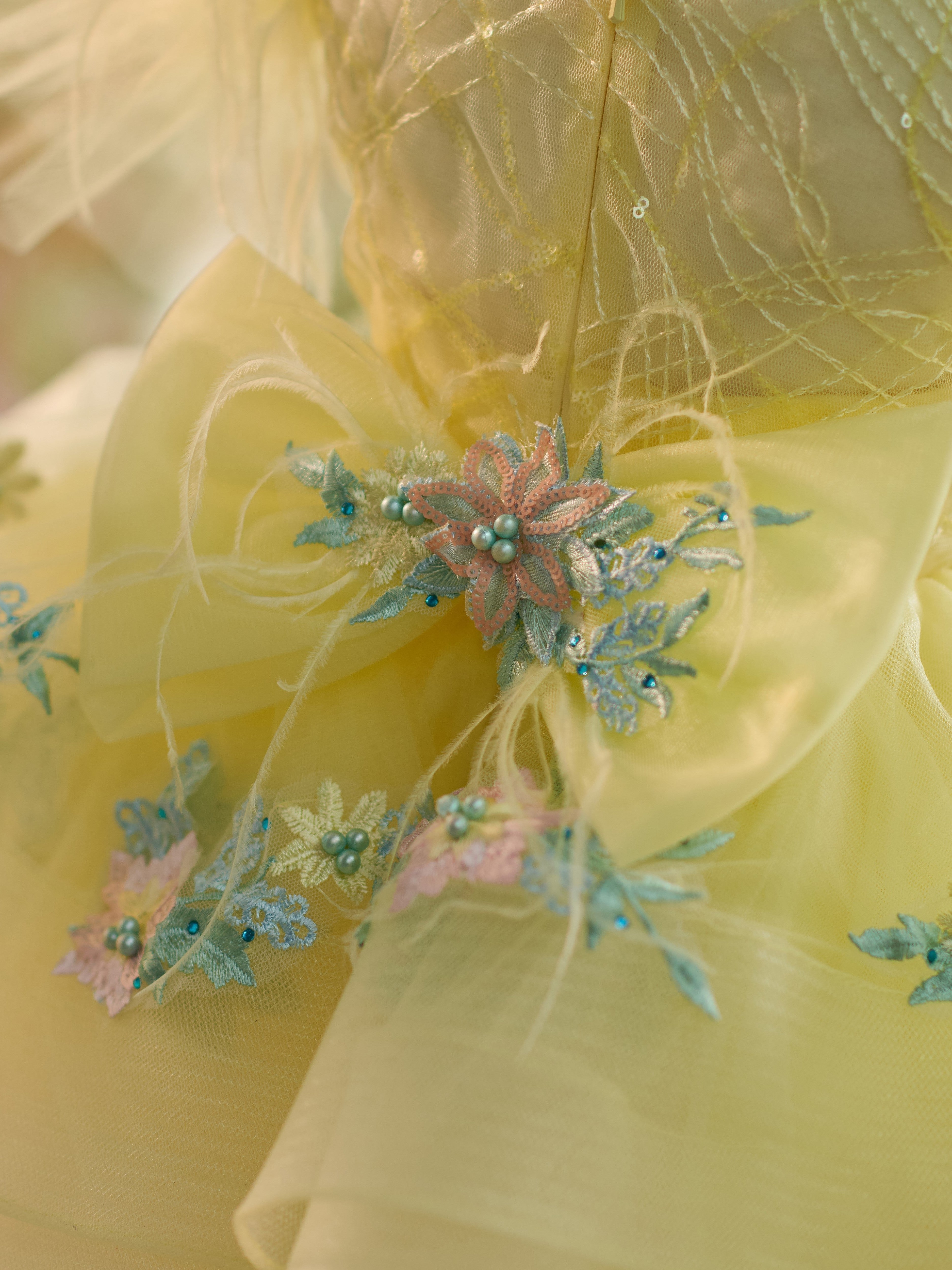 Knielanges Babykleid aus Tüll mit Blumenstickerei und Puffärmeln 