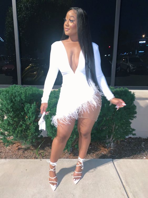 Solides, tiefes Ausschnitt, flauschiges, unregelmäßiges Partykleid, weiße Kleider, sexy weißes Homecoming-Kleid Y332