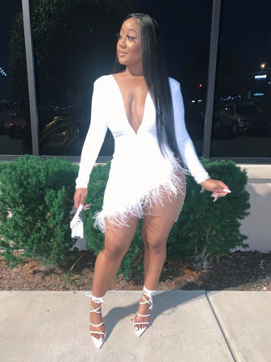Solides, tiefes Ausschnitt, flauschiges, unregelmäßiges Partykleid, weiße Kleider, sexy weißes Homecoming-Kleid Y332