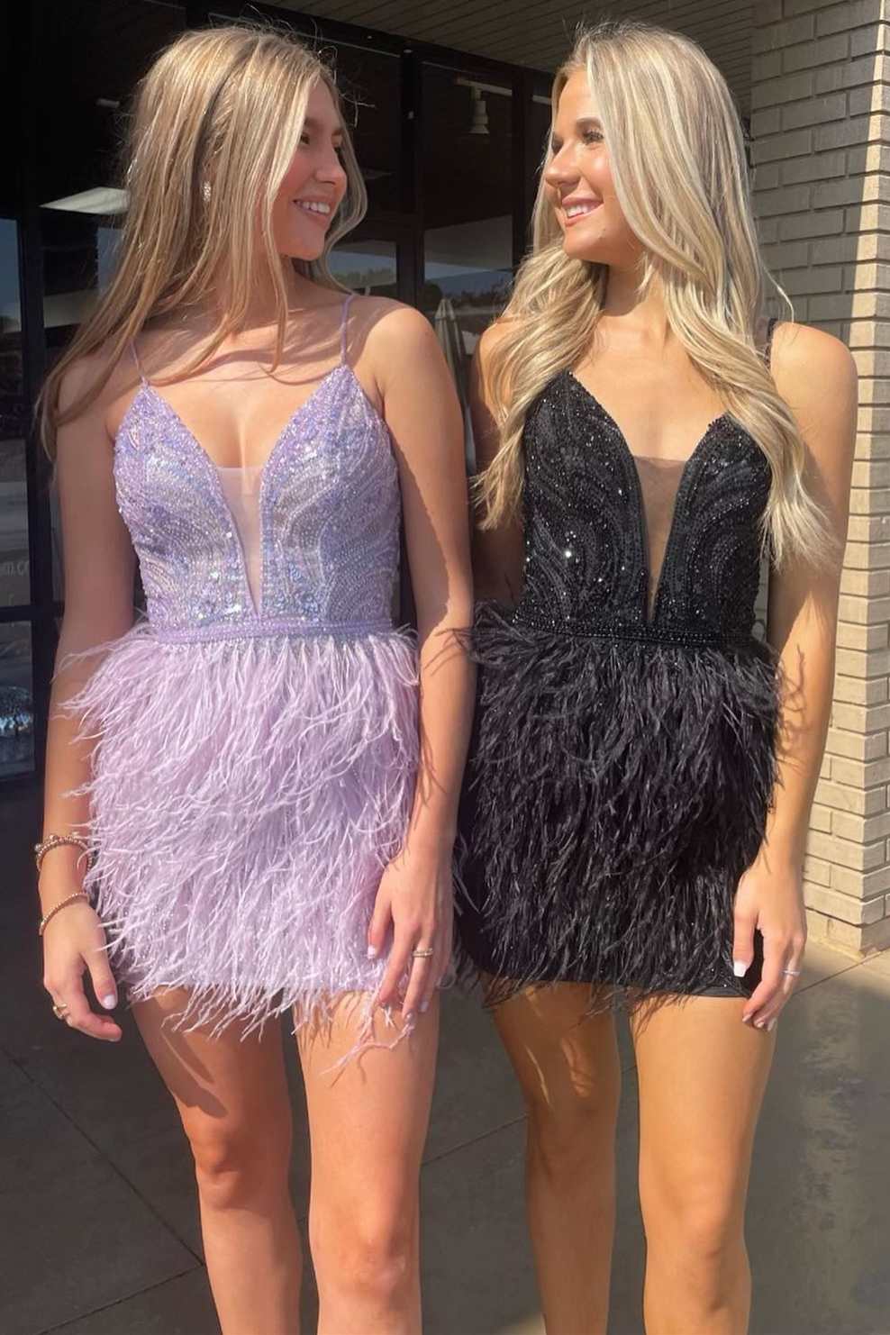 Rhea | Kurzes Homecoming-Kleid mit Spitze und Federn in Lavendel