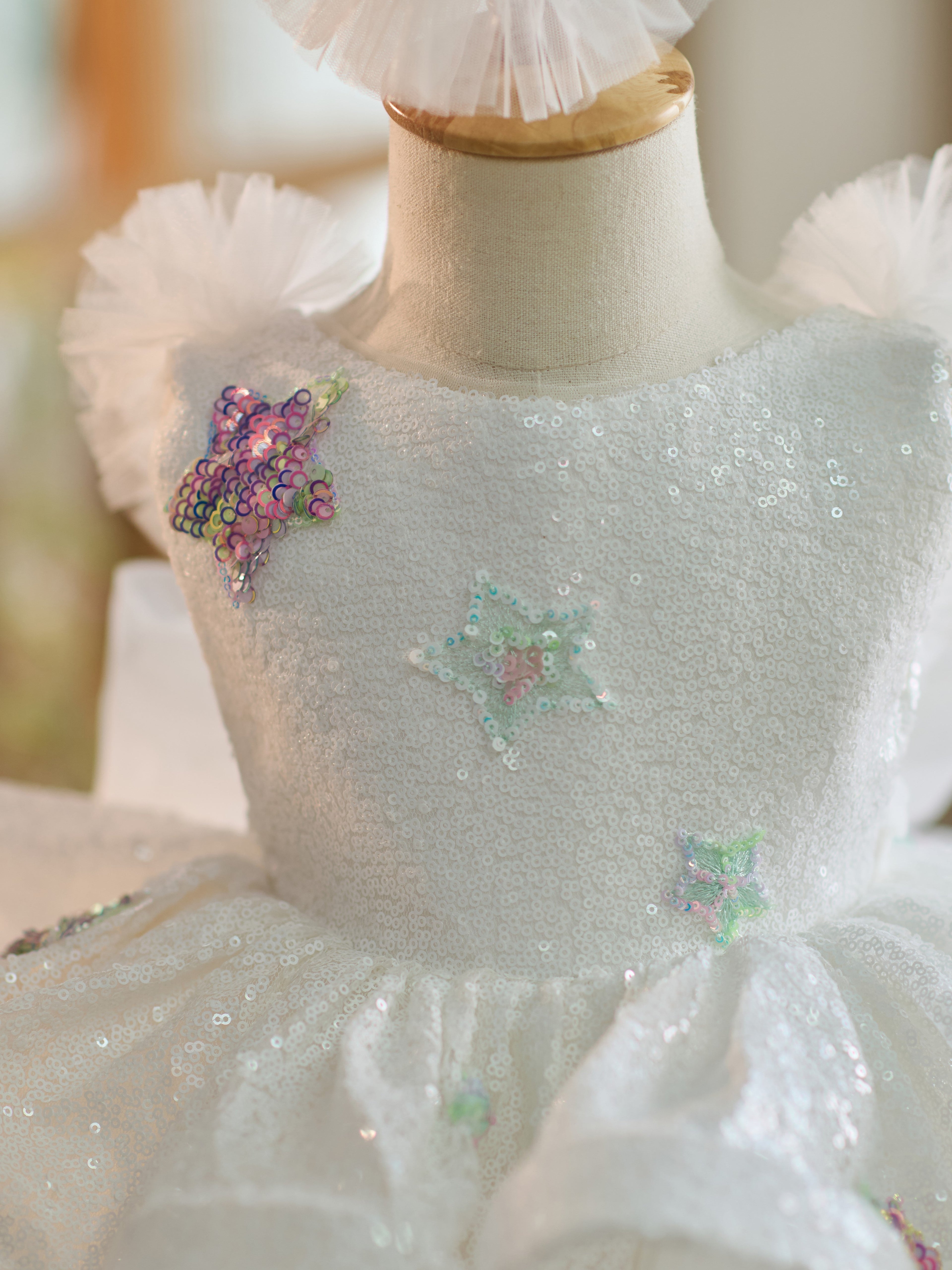 Knielanges Partykleid zum 1. Geburtstag aus weißem Tüll mit Pailletten 