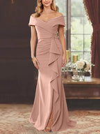 Vestidos para madre de la novia con corte tubo, hombros descubiertos, sin mangas, largo hasta el suelo y volantes