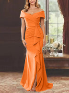 Vestidos para madre de la novia con corte tubo, hombros descubiertos, sin mangas, largo hasta el suelo y volantes