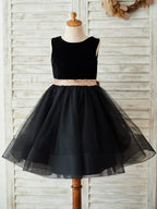 Vestido de terciopelo negro hasta la rodilla con lazo de lentejuelas en la espalda en forma de corazón