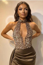 Sexy Neckholder-Ballkleid im Meerjungfrau-Stil mit tiefem V-Ausschnitt, Pailletten und Schlitz vorne