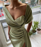 Elegantes, langes, schulterfreies Meerjungfrau-Ballkleid aus Satin mit Schlitz in Salbeigrün