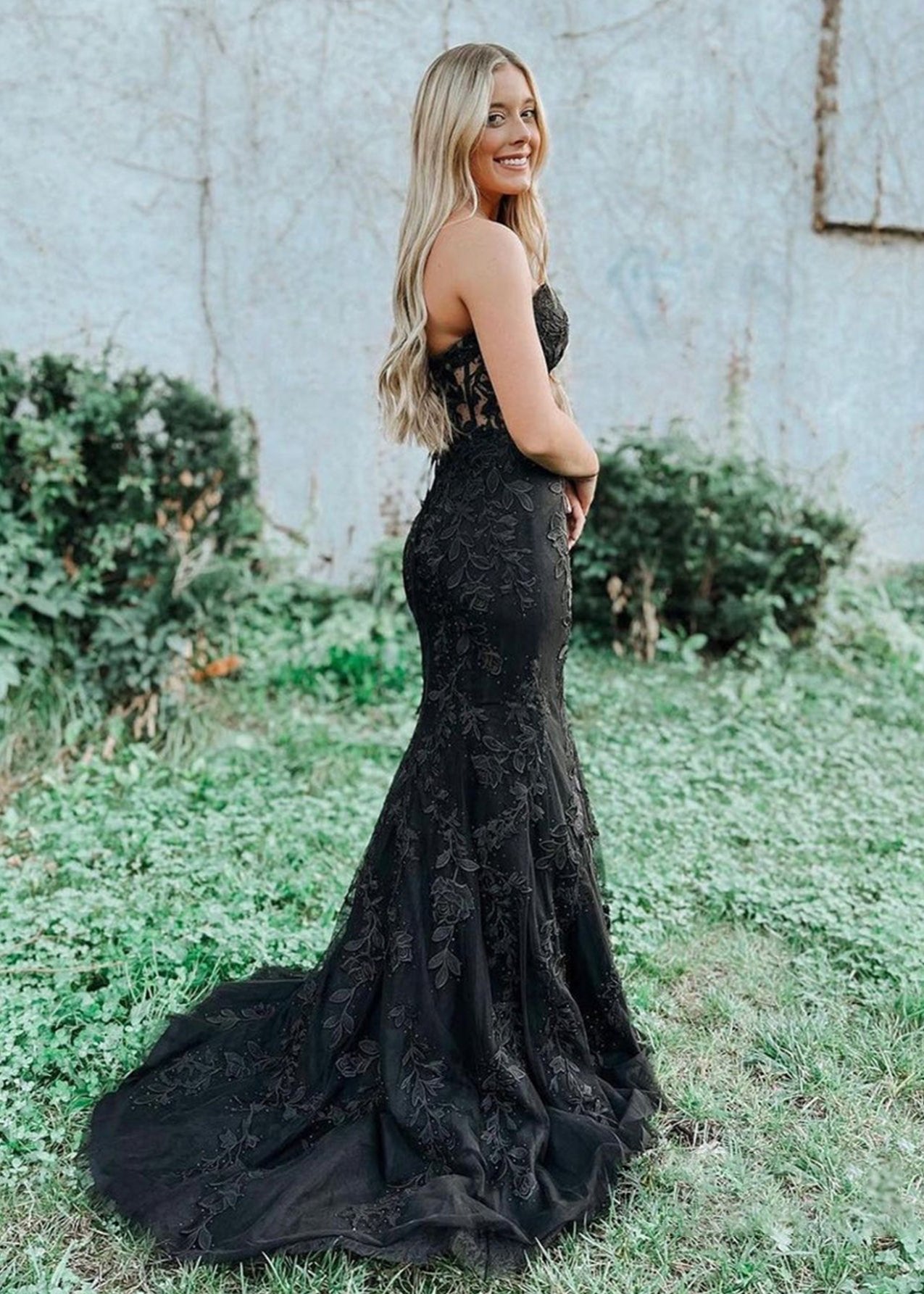 Evie | Vestido de fiesta largo de encaje con escote corazón y apliques de sirena