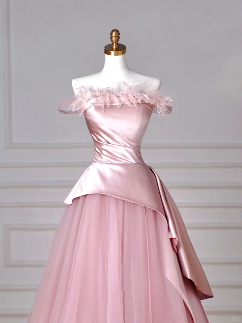 Elegante vestido de noche de tul satinado sin tirantes con cuello de plumas, corte en A, color rosa, Y8629