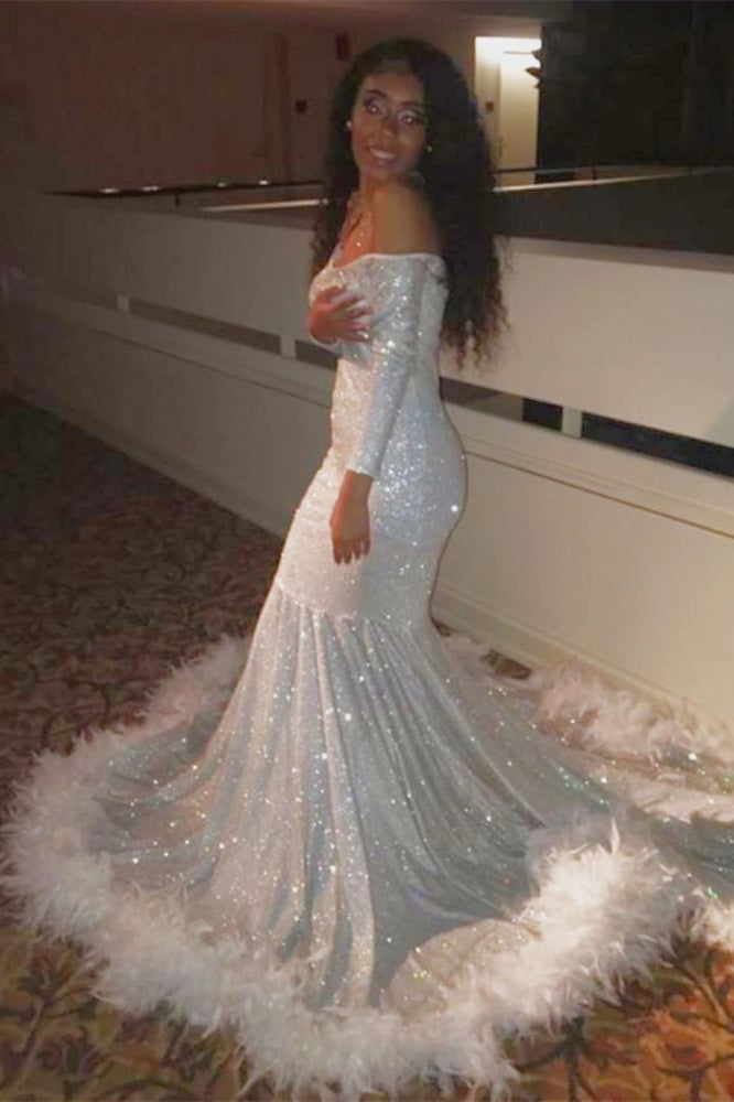 Vestido de fiesta largo estilo sirena con lentejuelas y hombros descubiertos, plumas y mangas largas