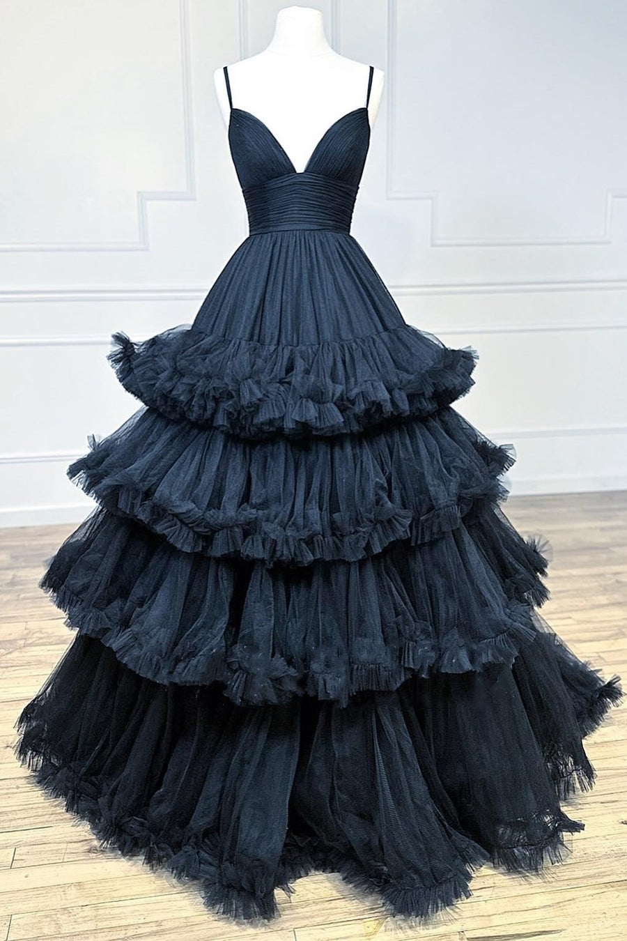 Wrenlee | Vestido de fiesta de tul con escote en V y volantes escalonados
